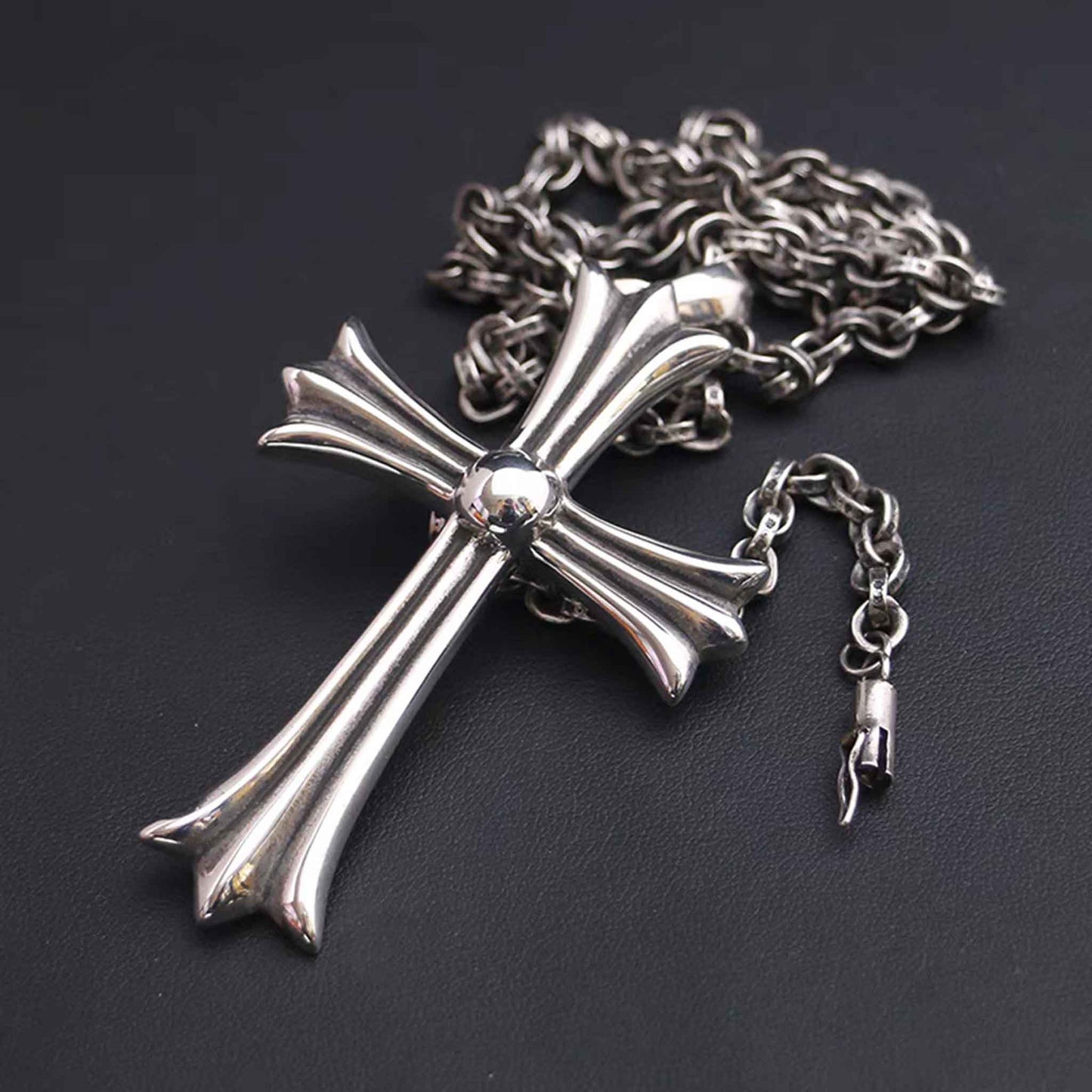 Halskette mit Anhänger aus Sterlingsilber mit gotischem Kreuz, großer silberner Kreuzanhänger