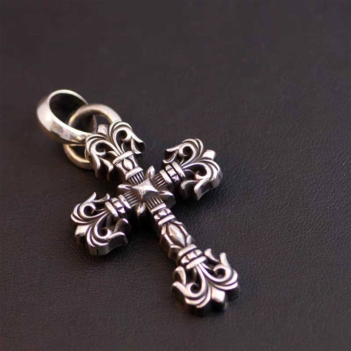 Halskettenanhänger im Chrome Hearts-Stil, mittlerer Gothic-Kreuz-Anhänger, Sterling-Silber-Punk-Statement-Charm